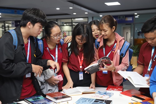 Trường ĐH Nguyễn Tất Thành tiếp nhận gần 1.000 quyển sách được từ TS. Võ Tá Hân